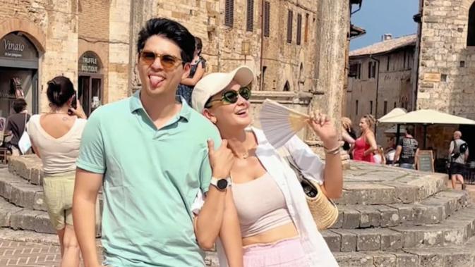 6 Gaya Traveling Luna Maya dan Maxime Bouttier, dari Candi Borobudur hingga Koloseum