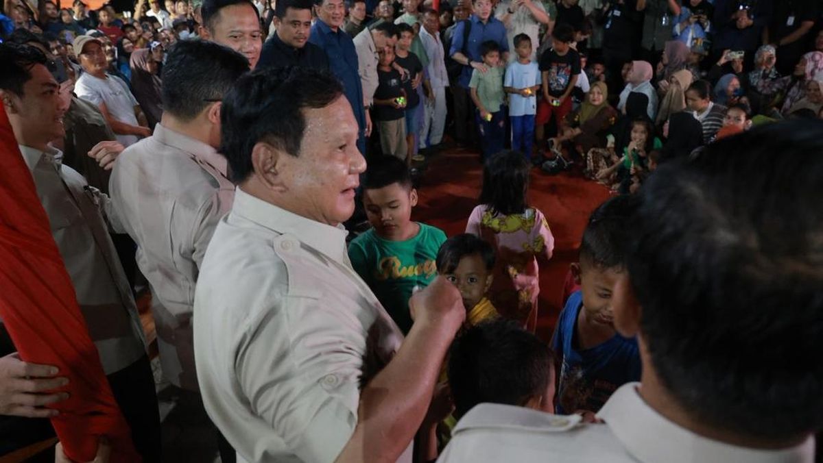 Prabowo Merayakan Tahun Baru di Posko Pengungsian Tapanuli Selatan