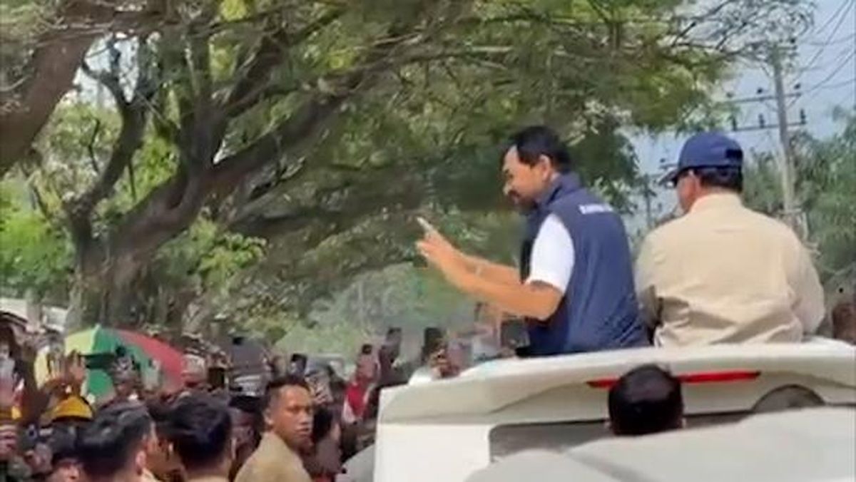 Mobil Mualem Prabowo Disambut Warga Aceh Tamiang