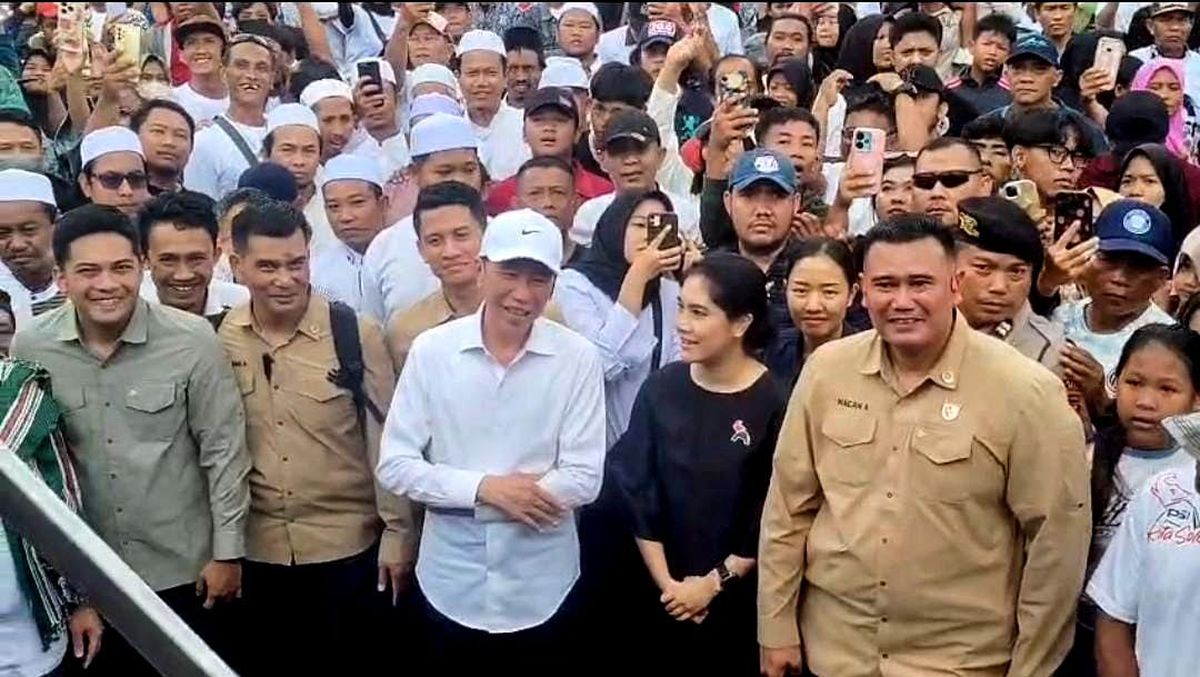 Jokowi Hadiri Kirab PSI di Tegal dan Tertawa Melihat Kaesang Membuka Acara