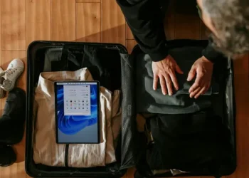 Packing Hemat Ruang dengan Gulung Baju dan Menata Sepatu yang Efisien