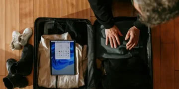 Packing Hemat Ruang dengan Gulung Baju dan Menata Sepatu yang Efisien