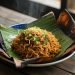 Resep Mie Goreng Bakar dengan Daun Pisang yang Aromanya Smoky
