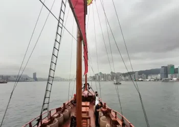 Menikmati Victoria Harbour dengan Berlayar di Aqualuna