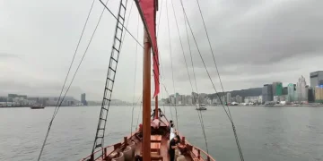 Menikmati Victoria Harbour dengan Berlayar di Aqualuna