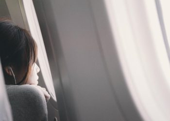 Duduk Diam Tanpa Hiburan Selama Penerbangan, Apakah Rawdogging Bermanfaat?