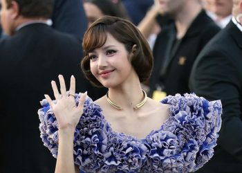 Lisa BLACKPINK Menampilkan Gaya Vintage Elegan di Paris Fashion Week Spring/Summer 2027