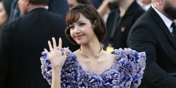 Lisa BLACKPINK Menampilkan Gaya Vintage Elegan di Paris Fashion Week Spring/Summer 2027